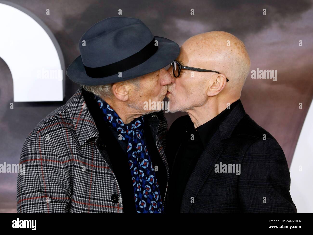 Sir Ian McKellen (links) und Sir Patrick Stewart Kuss während der Teilnahme an der Star Trek: Picard Premiere im Odeon Luxe Leicester Square, London. Stockfoto