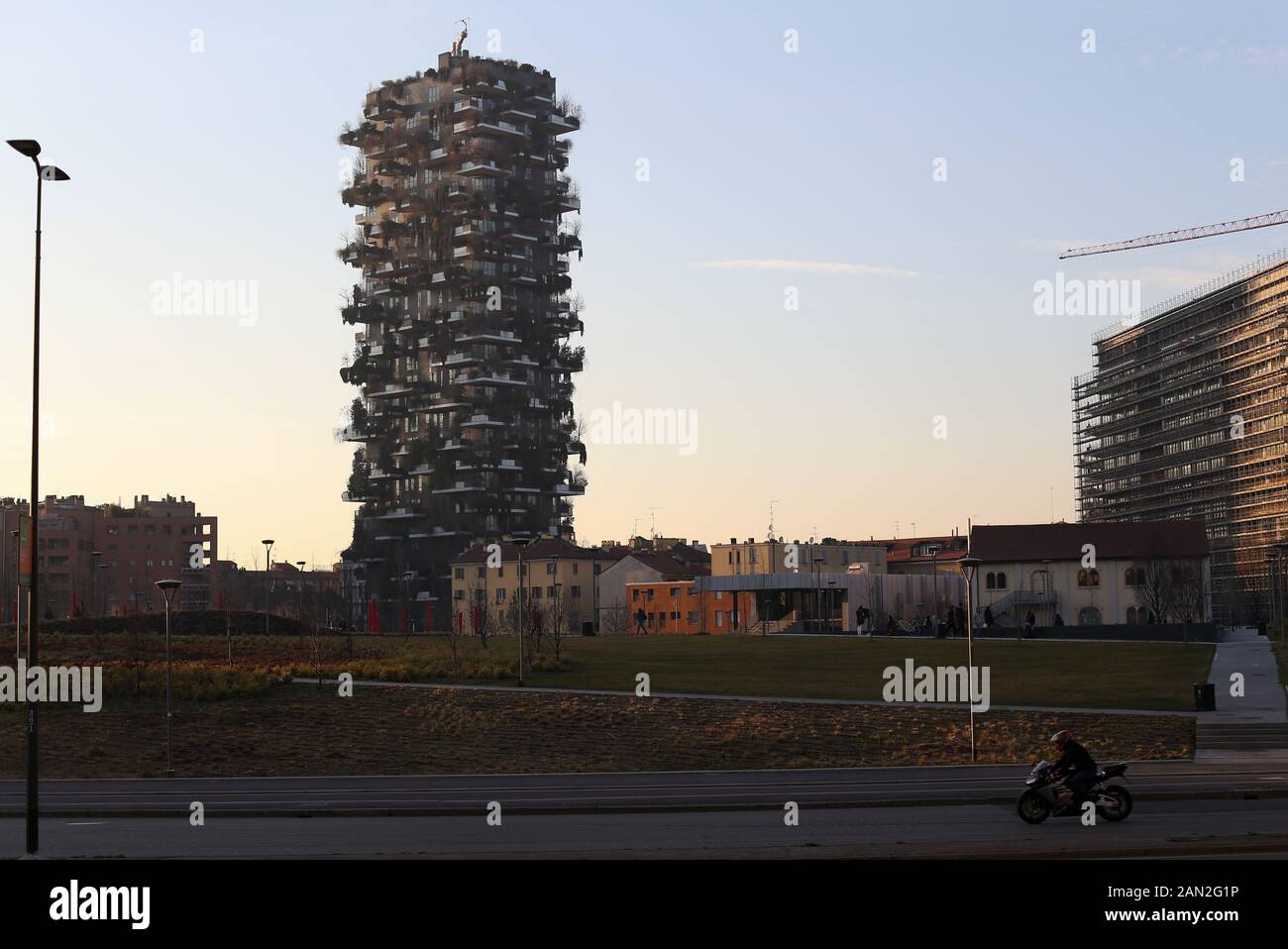 Mailand, Italien - 25 Februar 2019: Bosco Verticale Wohnturm im Bezirk Porta Nuova, Mailand, Italien. Wolkenkratzer mit Bäumen auf dem Balkon Stockfoto