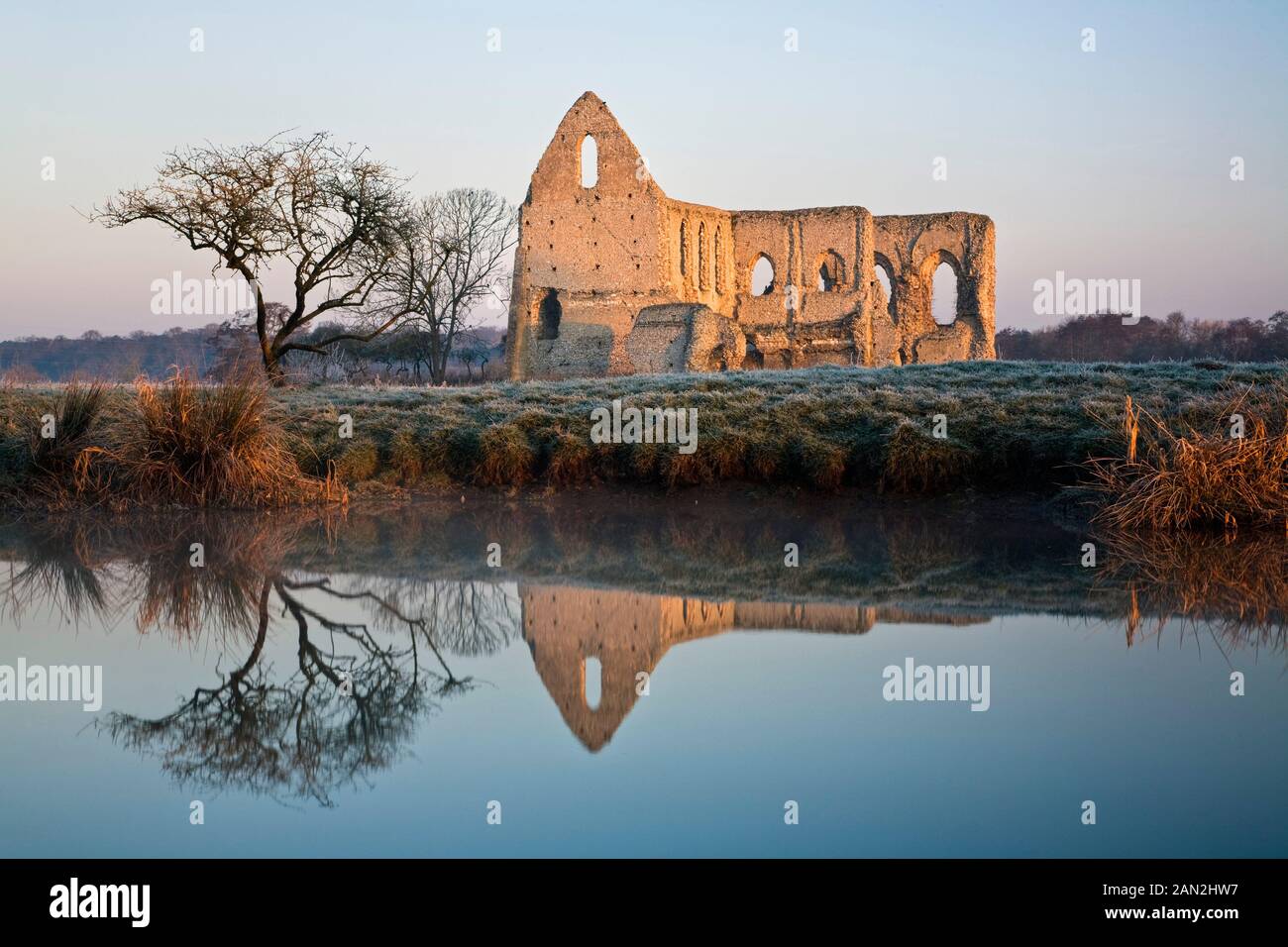 Ruinen von Newark Priorat, spiegelt sich in den Fluss Wey Pyrford, Surrey, England Stockfoto