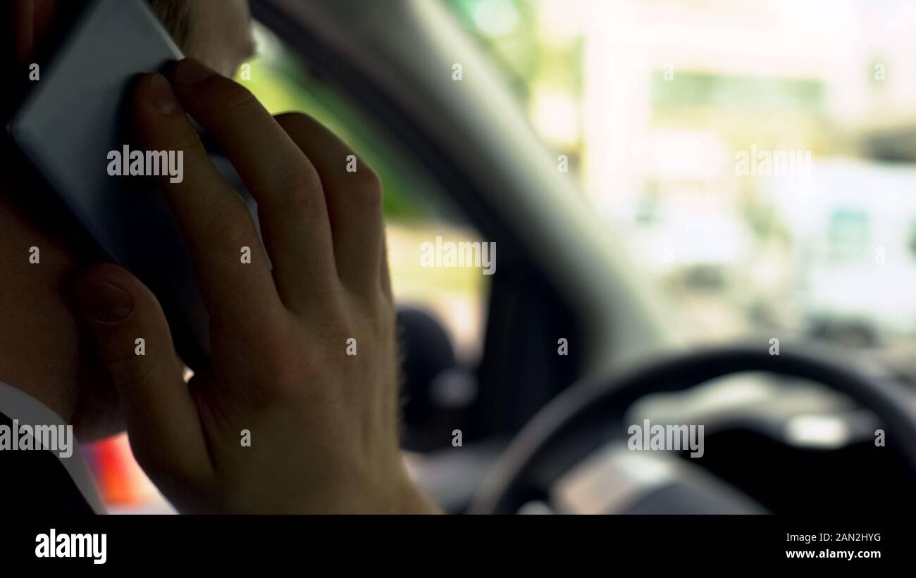 Autofahrer mit Handy mit Client, Sitzen im Auto, Rückruf, anstrengenden Tag Stockfoto