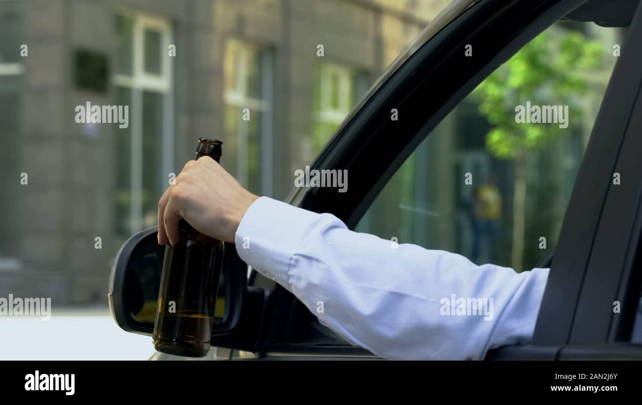 Mann mit Bier Flasche im Auto, das Trinken von Alkohol während der Fahrt, Crash Gefahr Stockfoto