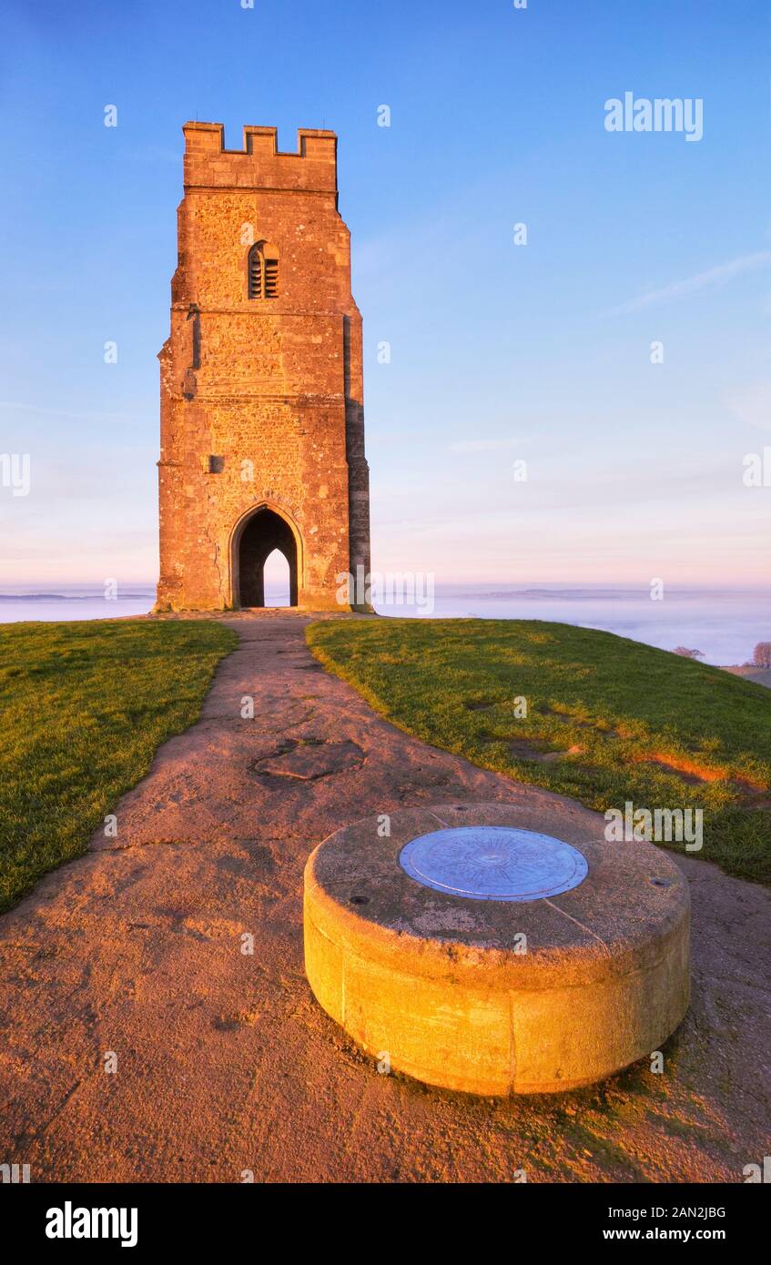 Saint Michael's Tower in der Morgendämmerung Glastonbury Tor, Somerset, England, März 2006 Stockfoto