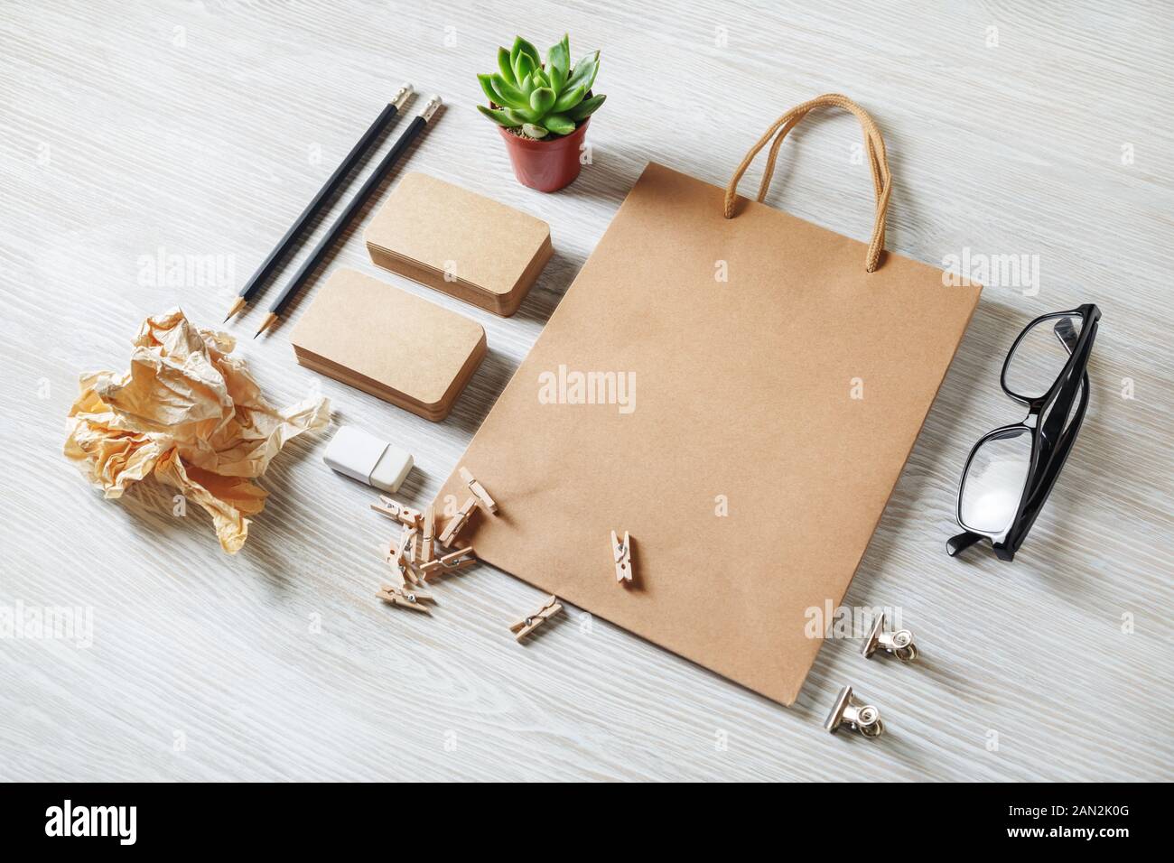 Leere Kraftpapier retro Briefpapier eingestellt. Corporate identity Vorlage auf hellen Hintergrund. Stockfoto