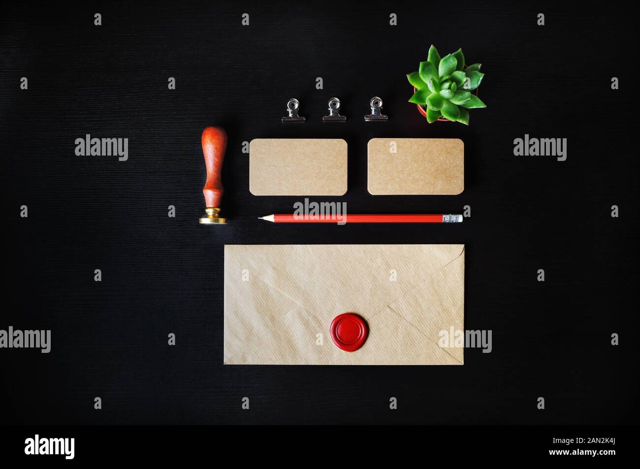 Vintage Schreibwaren mock up. Leere corporate identity Vorlage auf schwarzem Holz- Hintergrund. Responsive Design mockup. Flach. Stockfoto