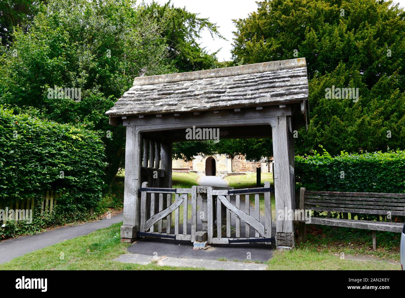 Holzlychgate am Eingang zur alten Pfarrkirche von St Peter, außerhalb des Dorfes Pembury, Kent, England Stockfoto