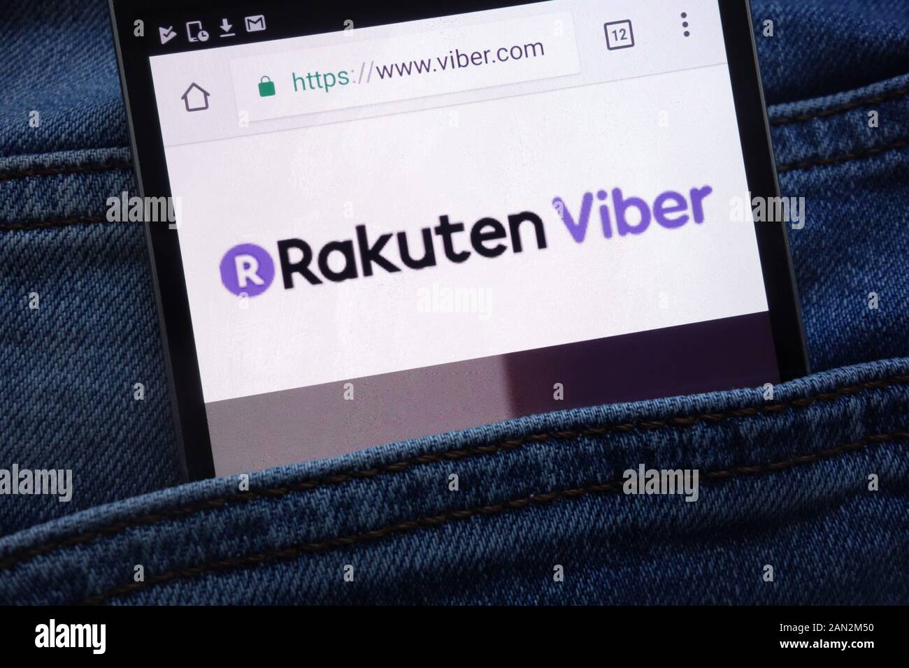 Rakuten Viber Website angezeigt auf dem Smartphone in Jeans Tasche versteckt Stockfoto