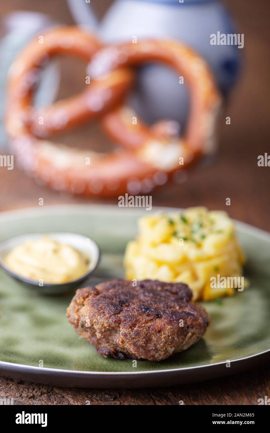 Bayerischer fleischpflanzerl mit kartoffelsalat -Fotos und ...