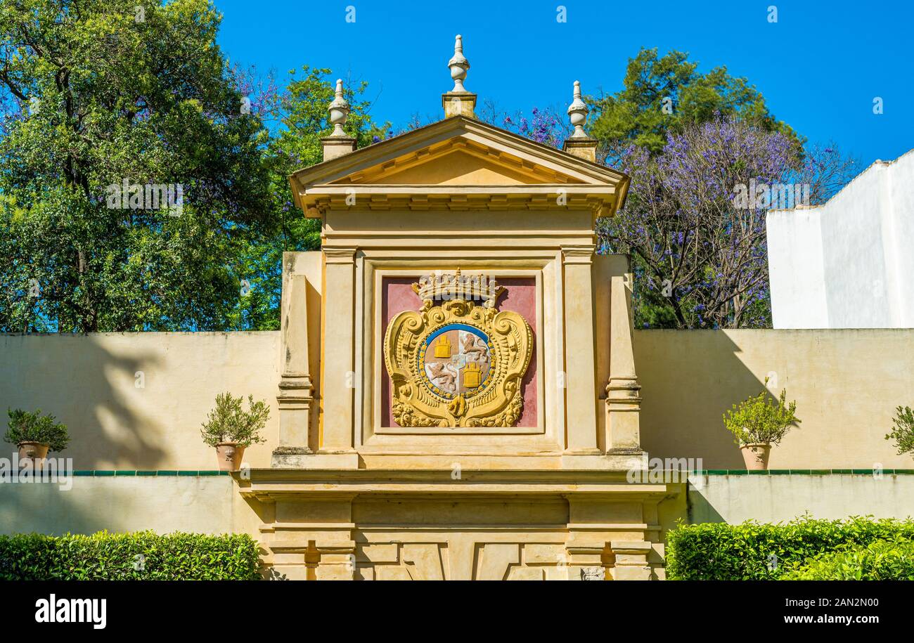 Spaniens Wappen im Garten der königlichen Alcazaren von Sevilla, Andalusien, Spanien. Stockfoto
