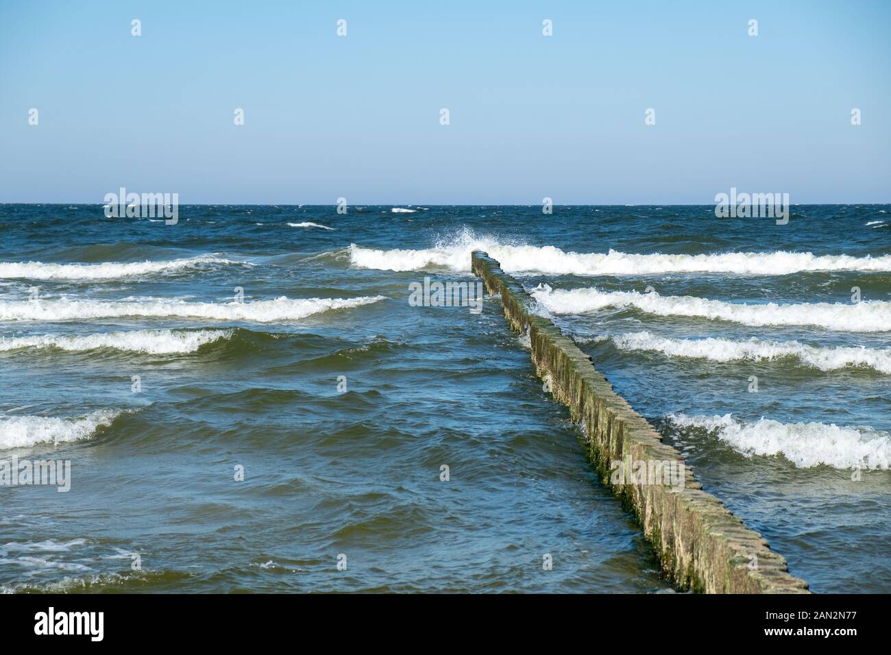 Blick auf die Ostsee mit ihren buhnen am Strand von Trassenheide. Stockfoto