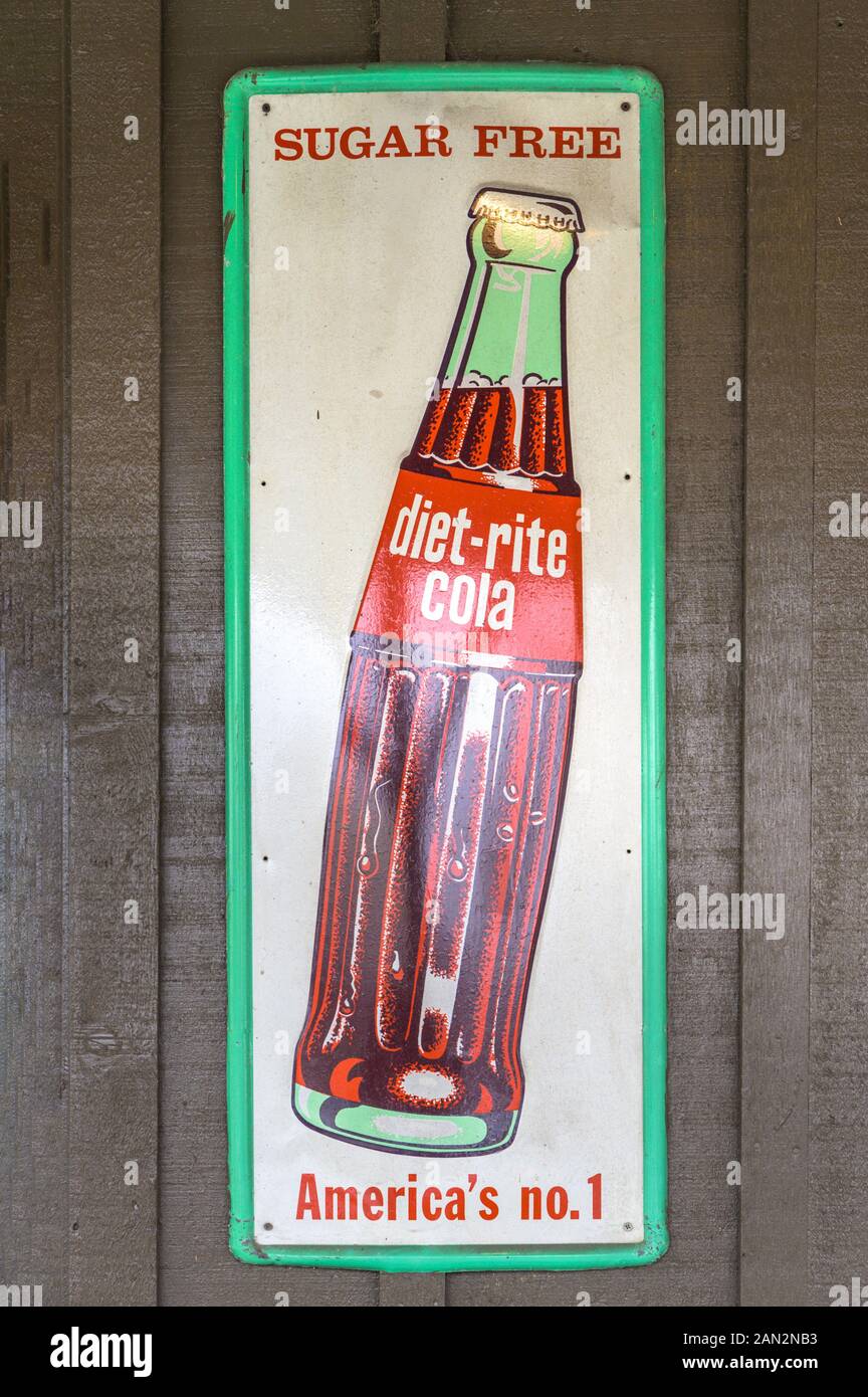 Lancaster, PA/USA, 29.12.2019: Vintage Werbung Plakette auf braunem Holz an der Wand montiert Stockfoto