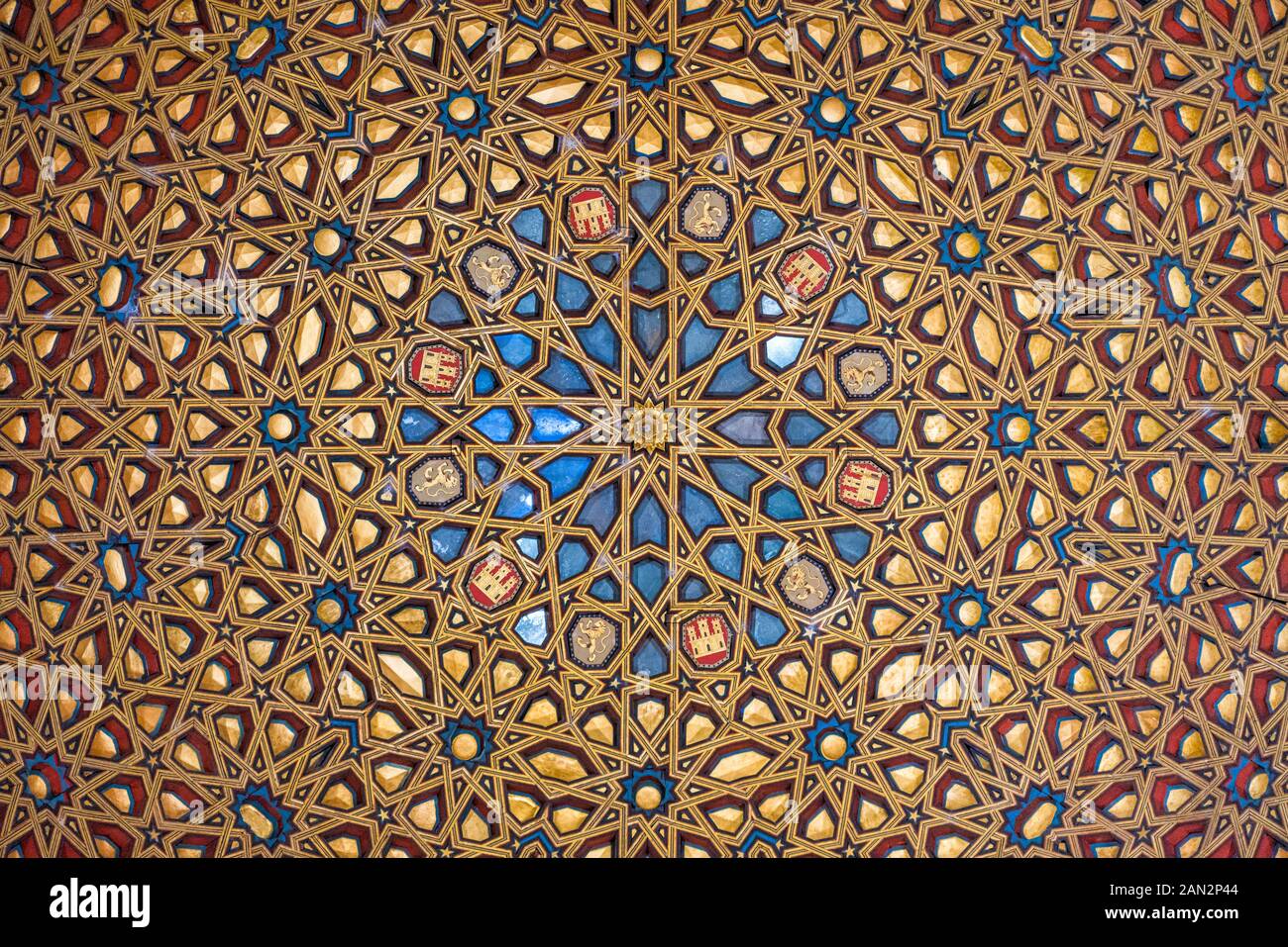 Details aus der Kuppel im 'Salon de Embajadores' in den königlichen Alcazaren von Sevilla, Andalusien, Spanien. Stockfoto