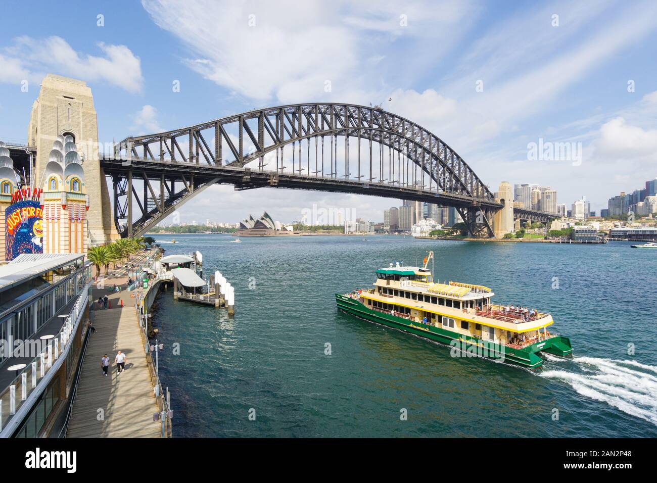 Sydney, Australien - Mai 03 2018: Eine Fähre fährt in Richtung Milsons Point Wharf durch den berühmten Luna Park und die Hafenbrücke in Sydney, Australien lar Stockfoto