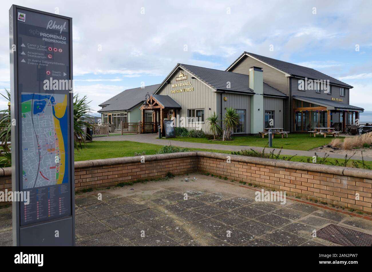 Rhyl, Großbritannien: Jan 7, 2020: Die Sonne kurz davor ist eine familienfreundliche Marstons Pub, die sich Nachbarn mit der Travelodge Motel auf der Rhyl Waterfront. Stockfoto