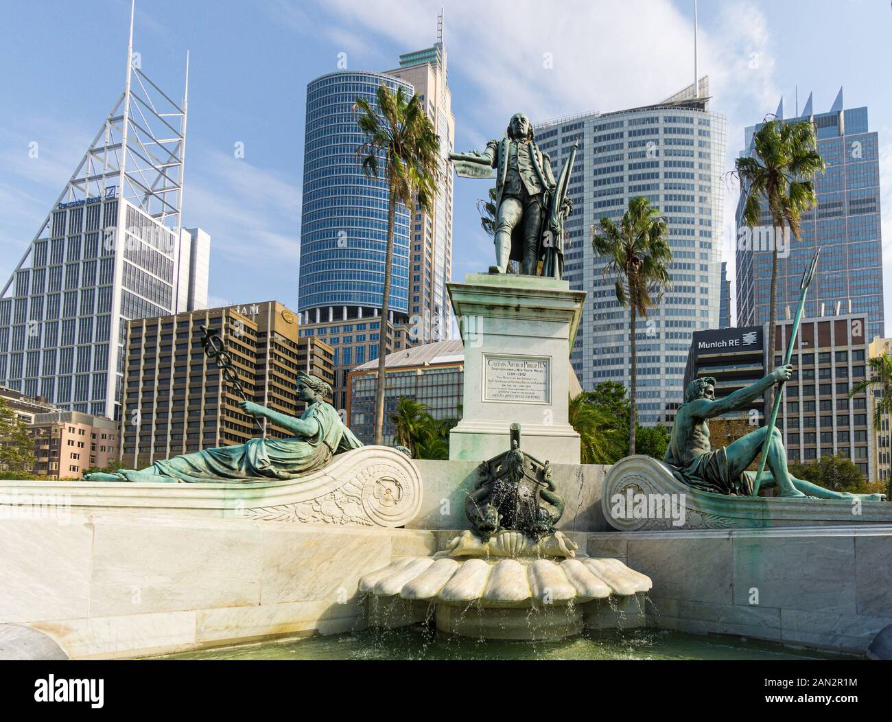 Sydney, Australien - Mai 08 2018: Der alte Gouverneur Phillip Fountain und die Statue im Royal Botanic Garden stehen im Kontrast zu modernen Bürogebäuden in Syd Stockfoto