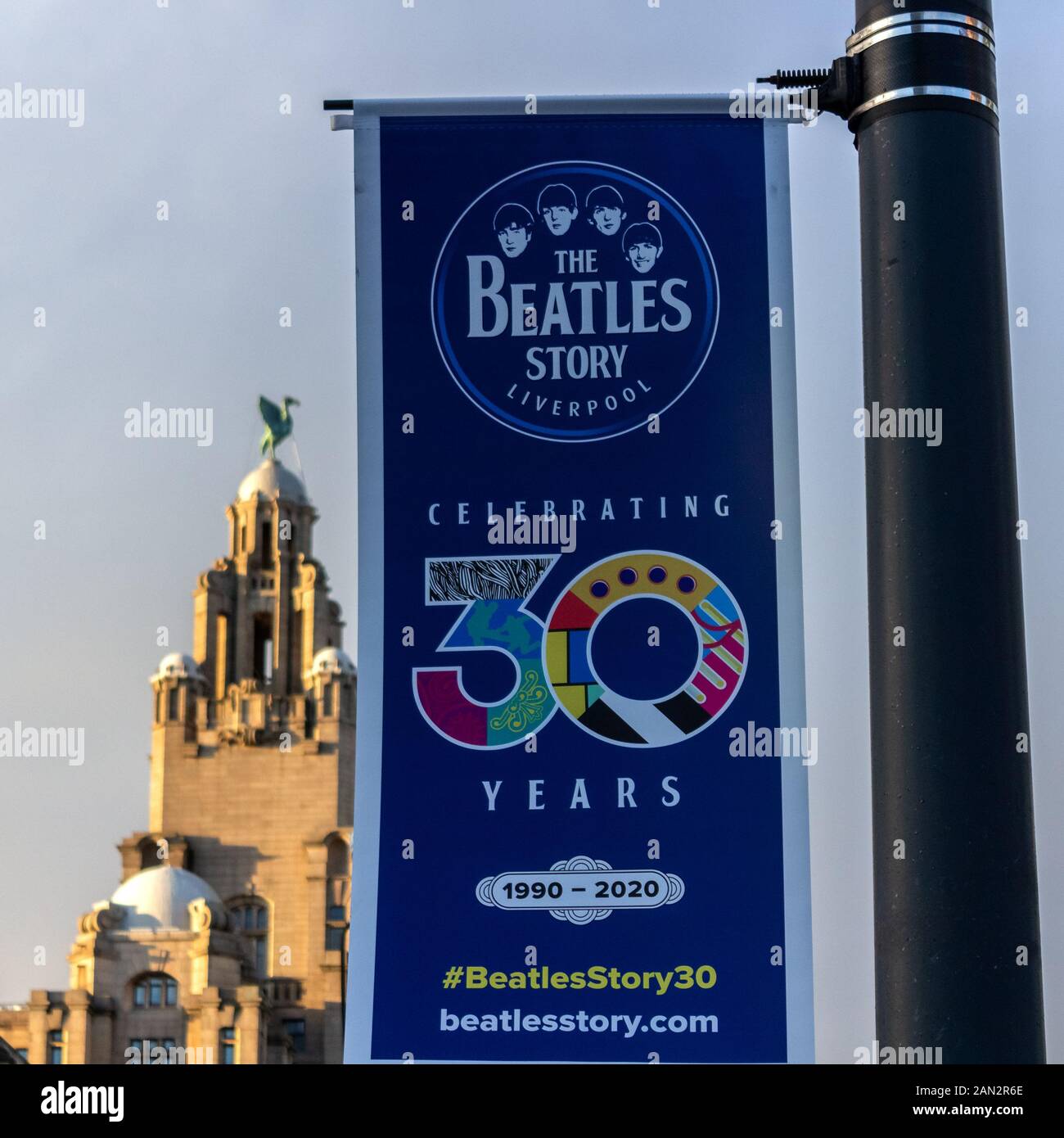30 Jahre Beatles Story Banner und Royal Liver Building, Liverpool Stockfoto