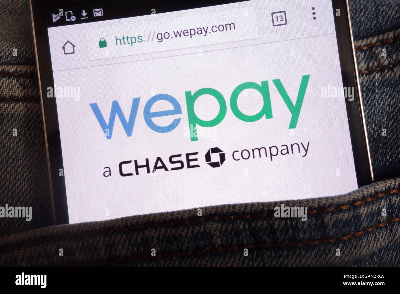Wepay Website angezeigt auf dem Smartphone in Jeans Tasche versteckt Stockfoto