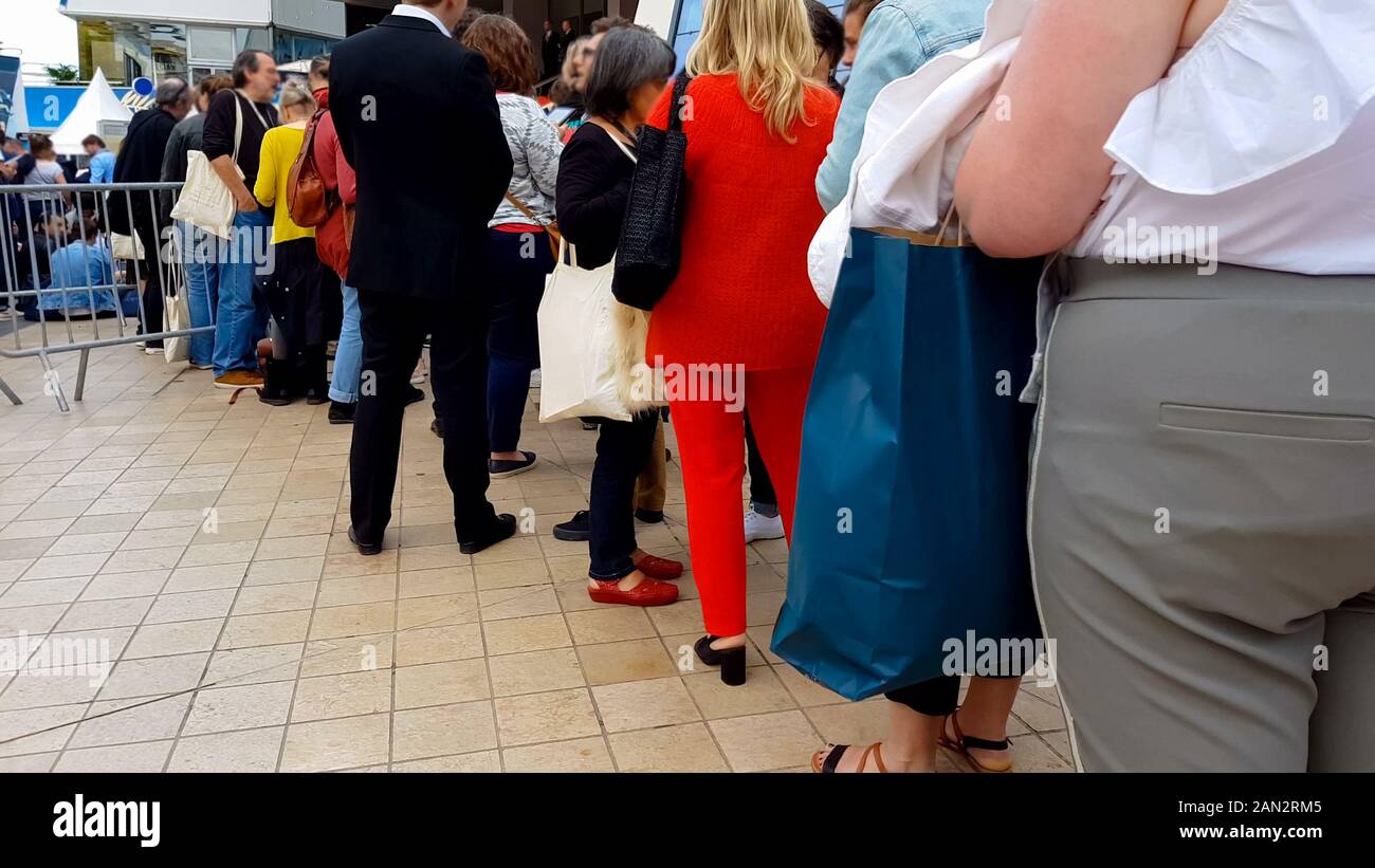 Die Menschen in der Warteschlange in der Nähe von Cannes Film Festival Eingang warten, Kamera Ereignis Stockfoto