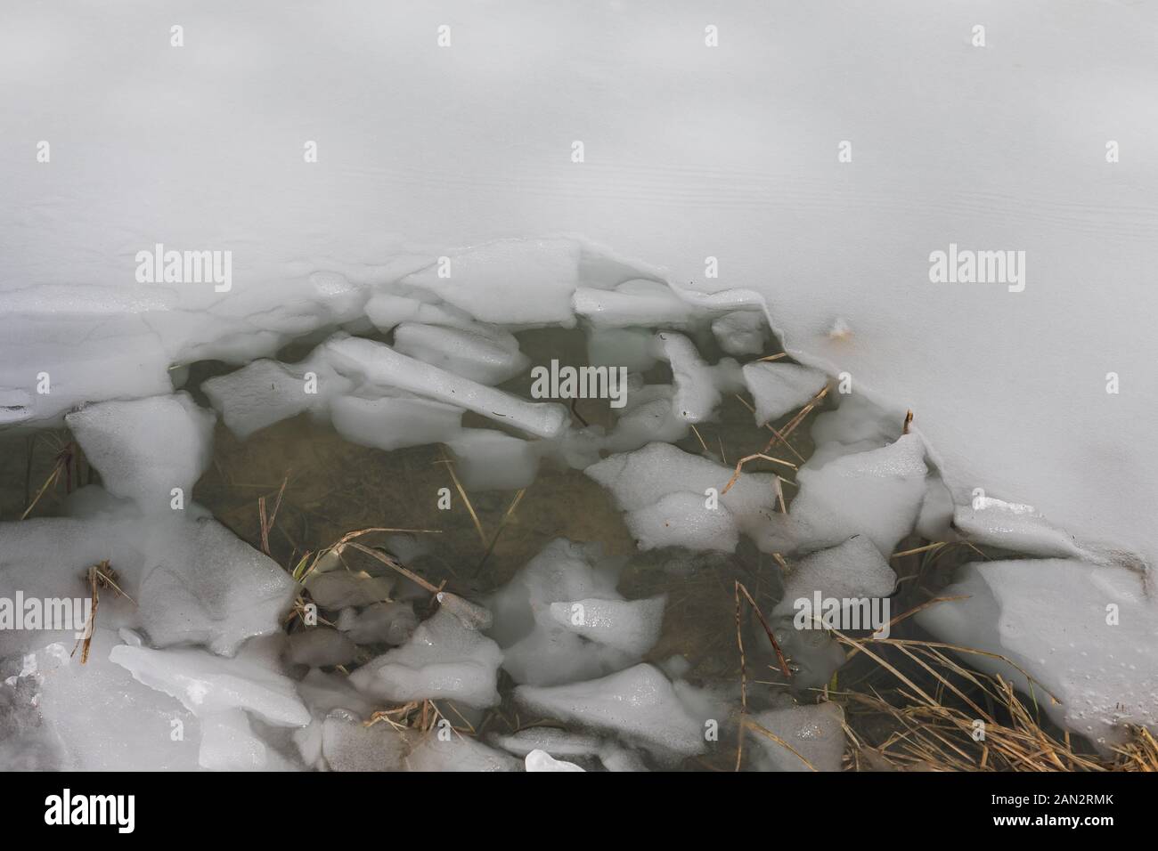 Gefrorenen See, schmelzendes Eis Stockfoto