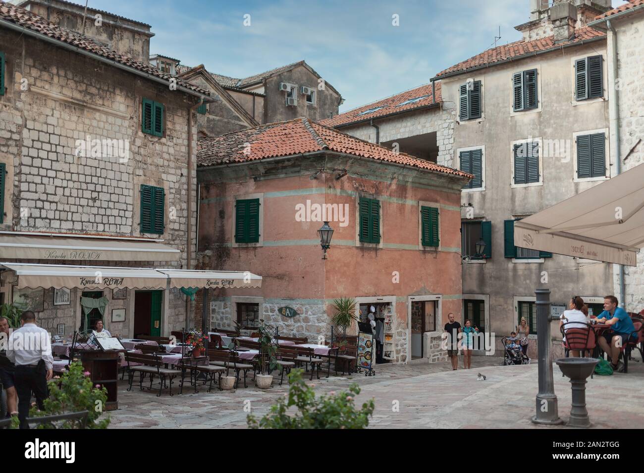 Montenegro, 20, 27, Sept 22, 2019: Einer der Plätze mit Cafes in Kotor Stockfoto