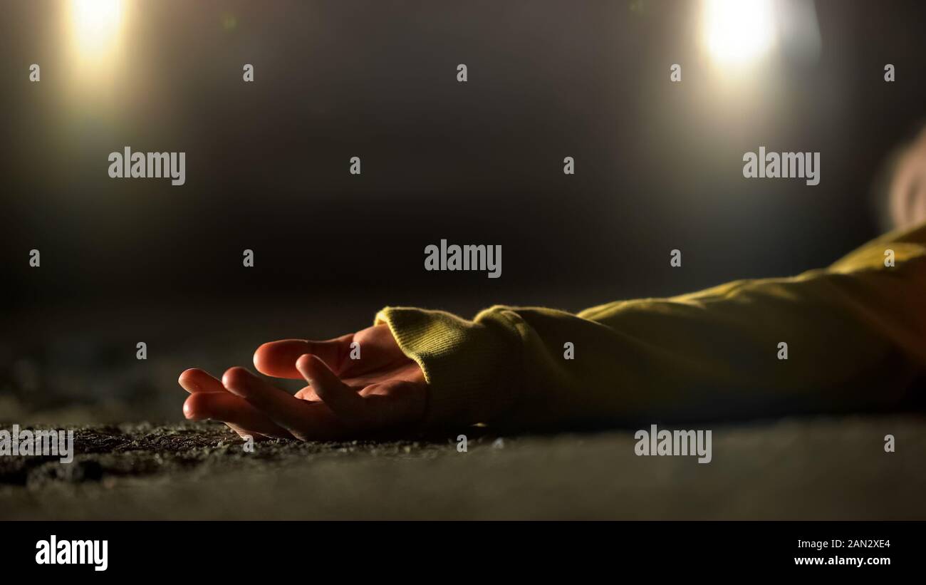 Scheinwerfer Ausleuchtung Ort der brutalen Mord, leblos, Opfer liegen auf der Straße Stockfoto