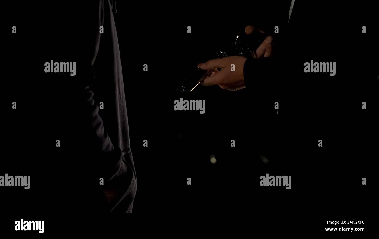 Männliche kauf Pistole von Street-Händler in der Nähe Auto, illegalen Waffe Menschenhandel Stockfoto