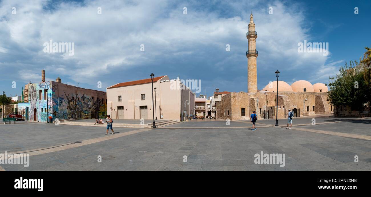 Rethymno Mikrasiaton Square Panorama (Neratze-Moschee und Kulturhaus) Stockfoto