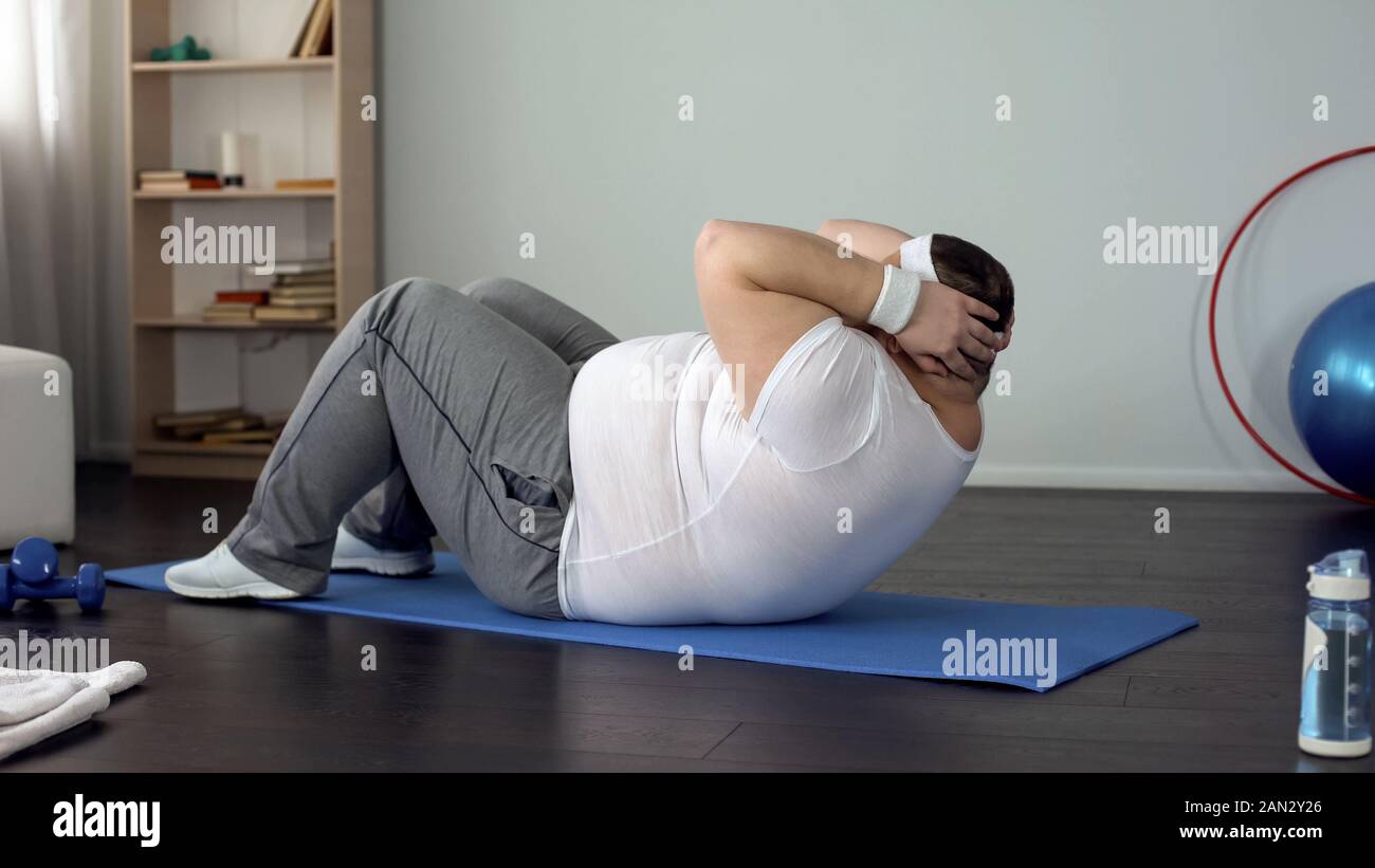 Fat Belly mann Crunches, Fitness Programm zur Gewichtsabnahme, gesunden Lebensstil Stockfoto