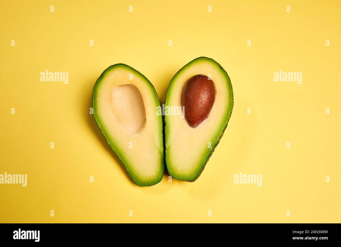 Saftige Avocado in Scheiben geschnitten auf einem hellen Hintergrund Stockfoto
