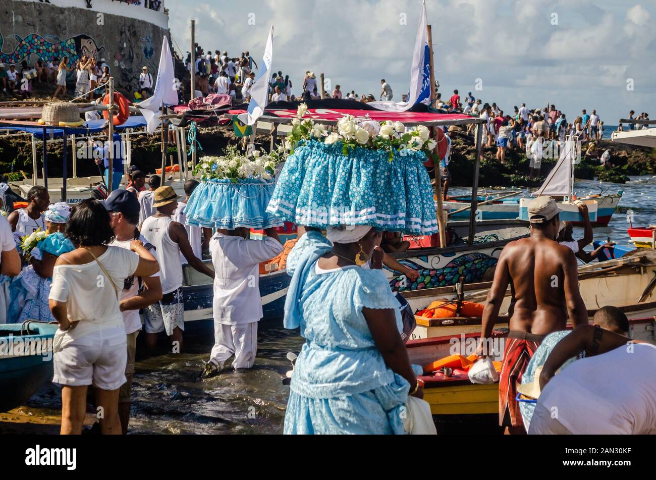 Fotos der traditionellen iemanja Party am Strand von Rio Vermelho, Salvador da Bahia, Brasilien Stockfoto