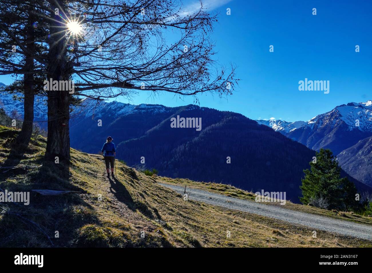 Weibliche Wanderer über dem Tal Vicdessos und Montcalm Berge, Ariège, Französischen Pyrenäen, Frankreich Stockfoto