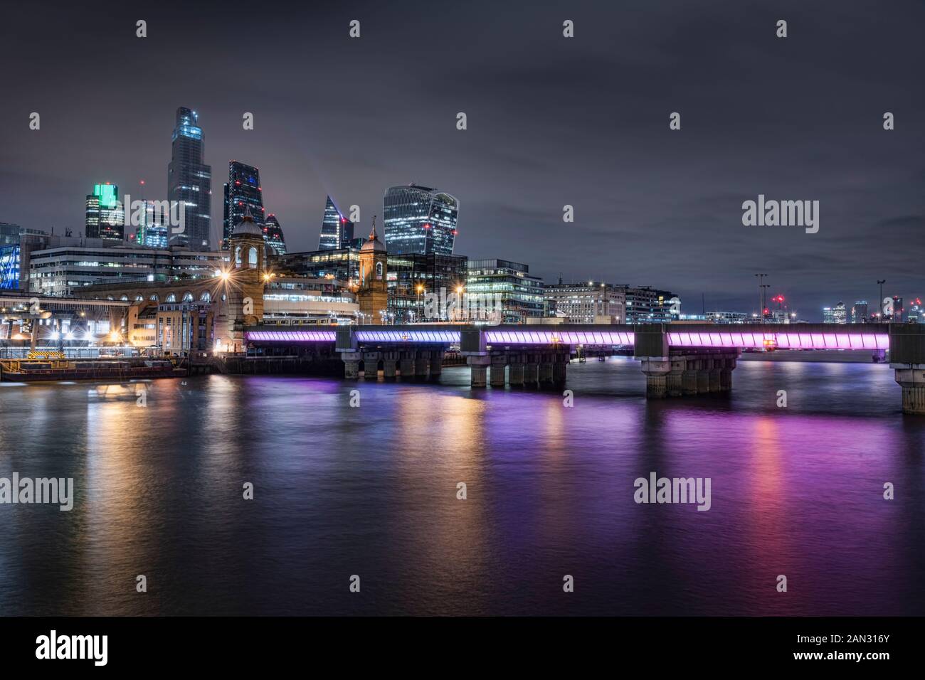 City of London in der Nacht von gegenüber Der Themse Stockfoto