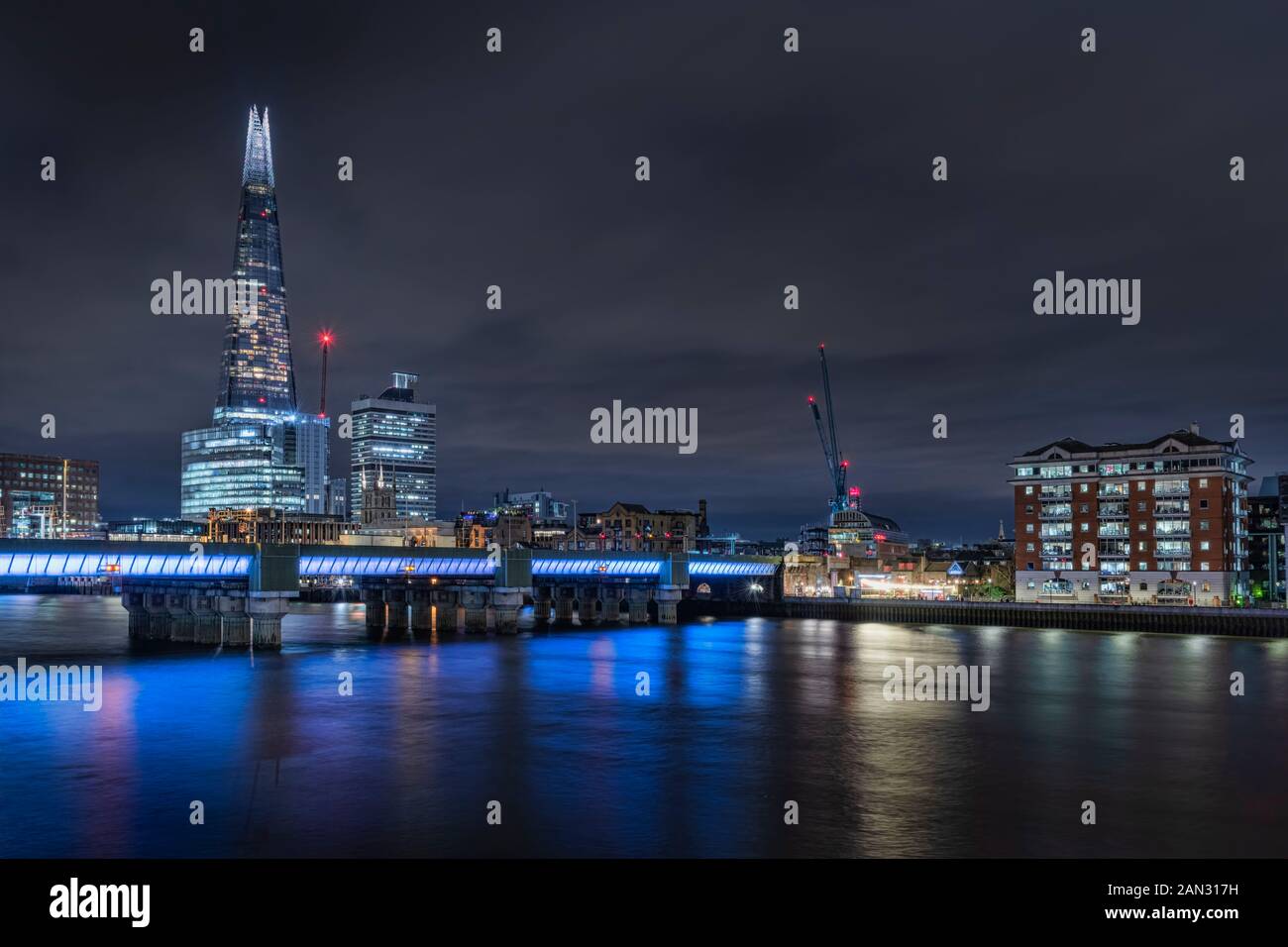 The Shard and London Bridge at Night, London, Großbritannien Stockfoto