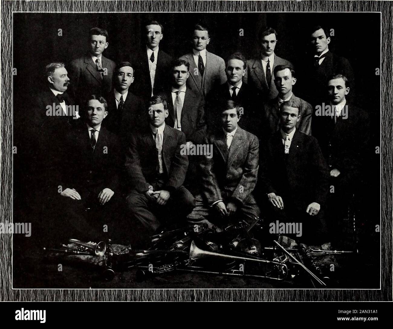 Arbutus. The UNIVERSITY BAND Director: L. M. Hiatt Comets-John Taylor, R. A. Walker, H. Baldridge, E. R. Grisell, Clay Phillips, Grover nie,L. E. Verkäufer. Clarinets-Jesse Warrum, S. A. Bristol, M. B. Motsenbocker, R. C. Beeler, Jacob Jordan, George Auble, H. R. Tolley, P. R. Hawley, R. V. Hughes, C. E. Benner, Schwule Cox. Altos-]. L. Keck, A. C. Burgin, Floyd Saxton, Chas. P. Bock, E. M. McCullough, WalterWhitecotton, D. R. Harvey. Trouiboues-Thomas Steckel, W. H. Barnhart, A. K. Summers, W. S. Banner, O. D.Stoddard, W. R. Spencer, G. B. Ramsey. Baritones-John Marshall, J. W. Wilkinson, James B. Stockfoto