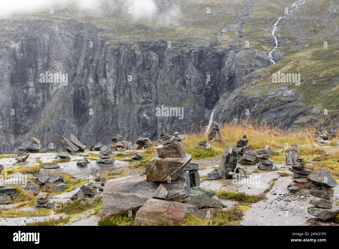 Trollsteinpyramide oben auf der Trollstiegenstraße. Steinkairn inmitten einer Berglandschaft in Norwegen Stockfoto