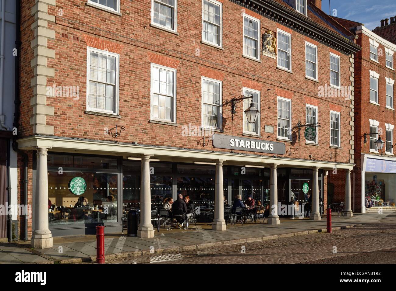 Newark-on-Trent historische Marktstadt in Nottinghamshire, UK. Starbucks Coffee House Marktplatz. Stockfoto