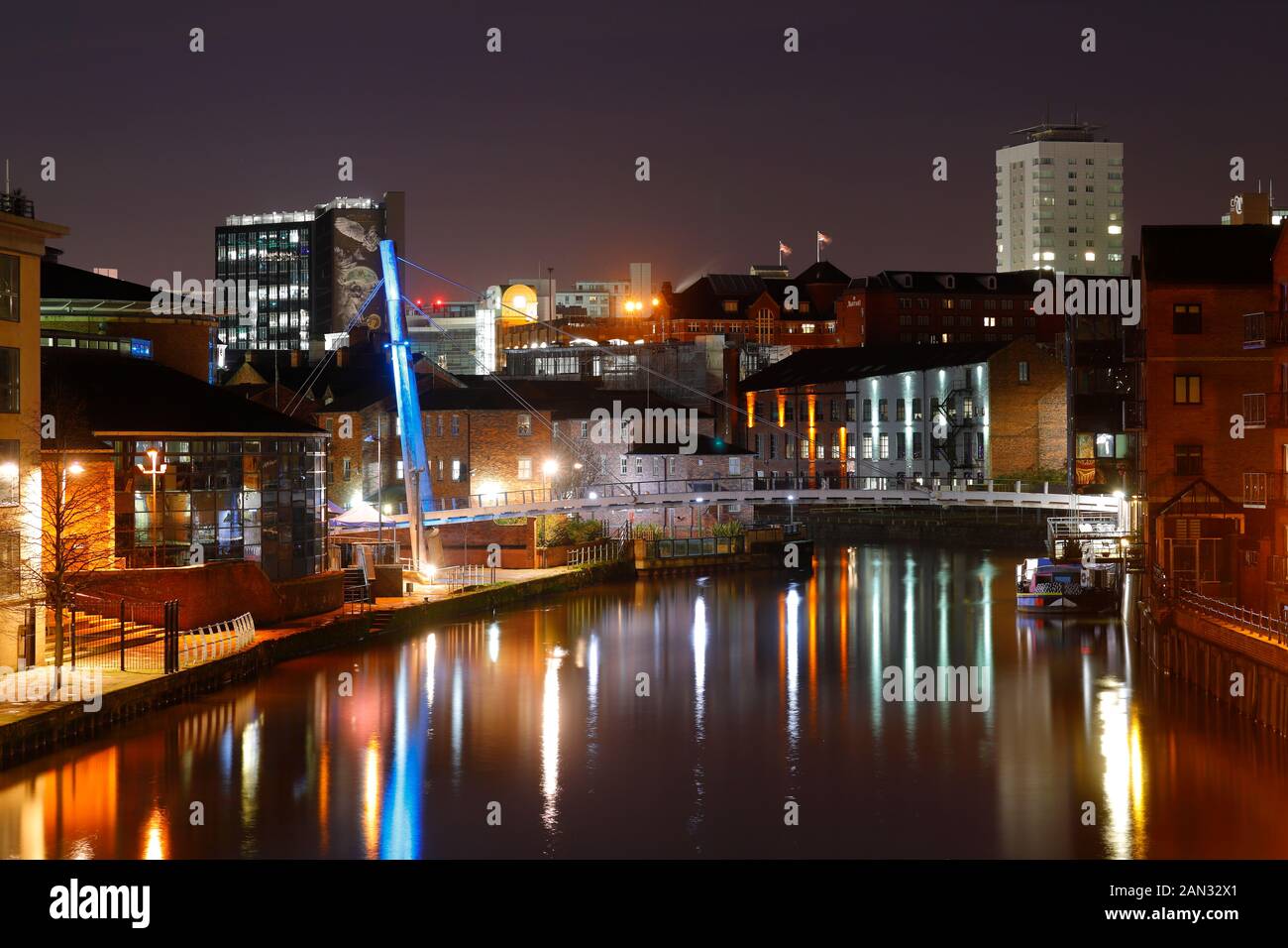 Ein Blick auf die Anrufe in Leeds City Centre von Crown Point Bridge Stockfoto