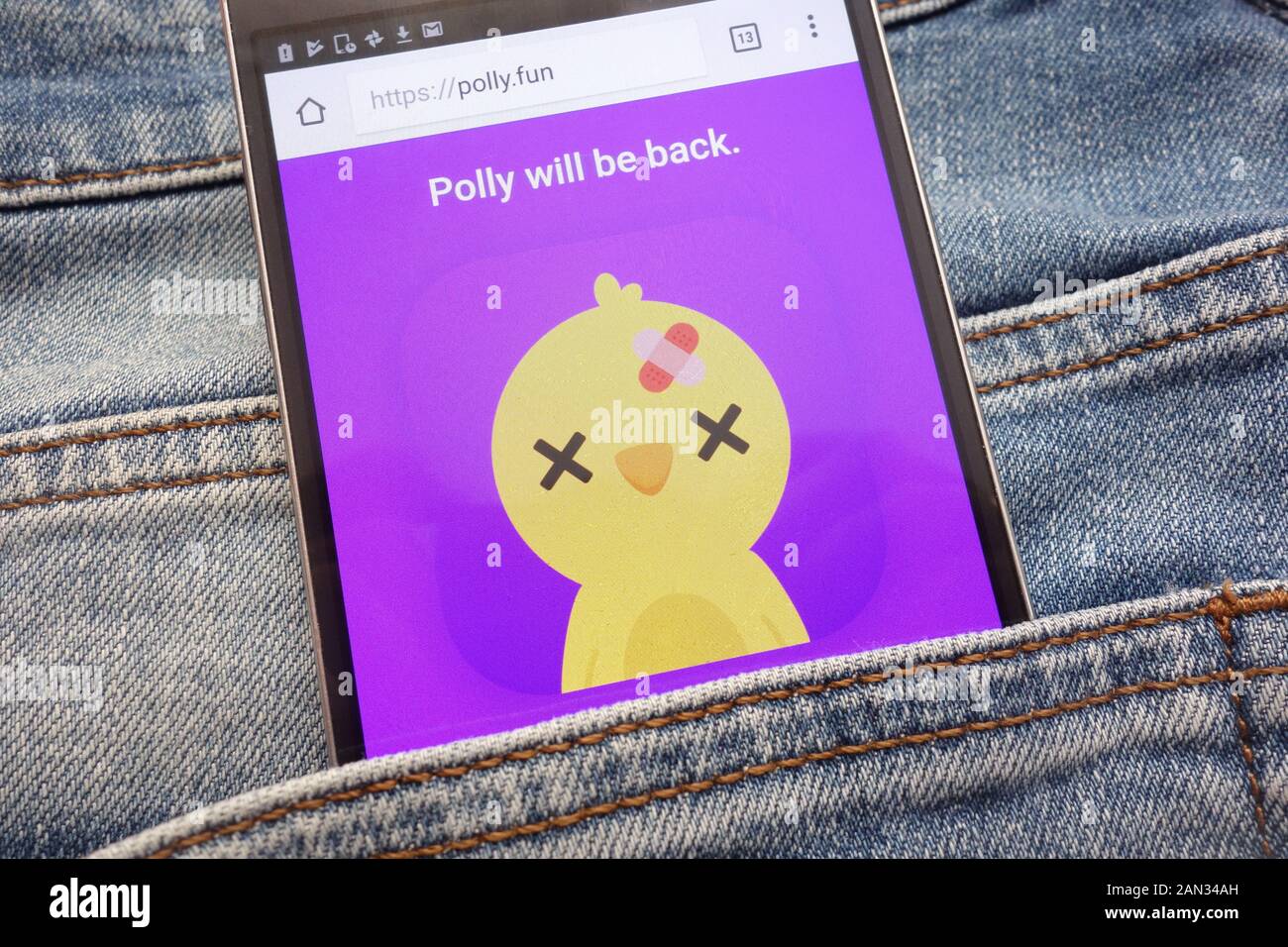 Polly Website angezeigt auf dem Smartphone in Jeans Tasche versteckt Stockfoto