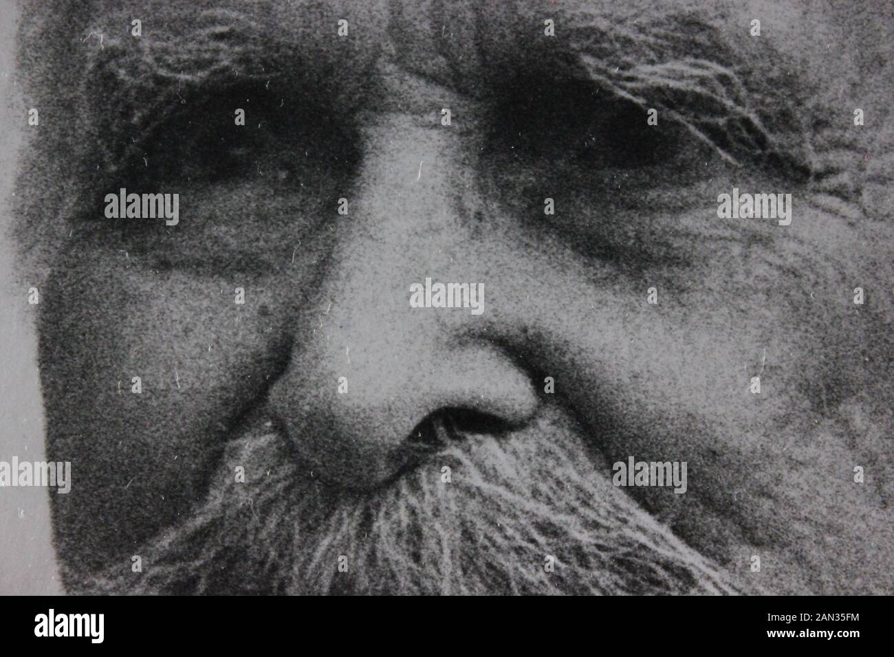 Feine Siebziger Schwarz-Weiß-Fotografie eines Art alten nonagenarischen Mannes Stockfoto