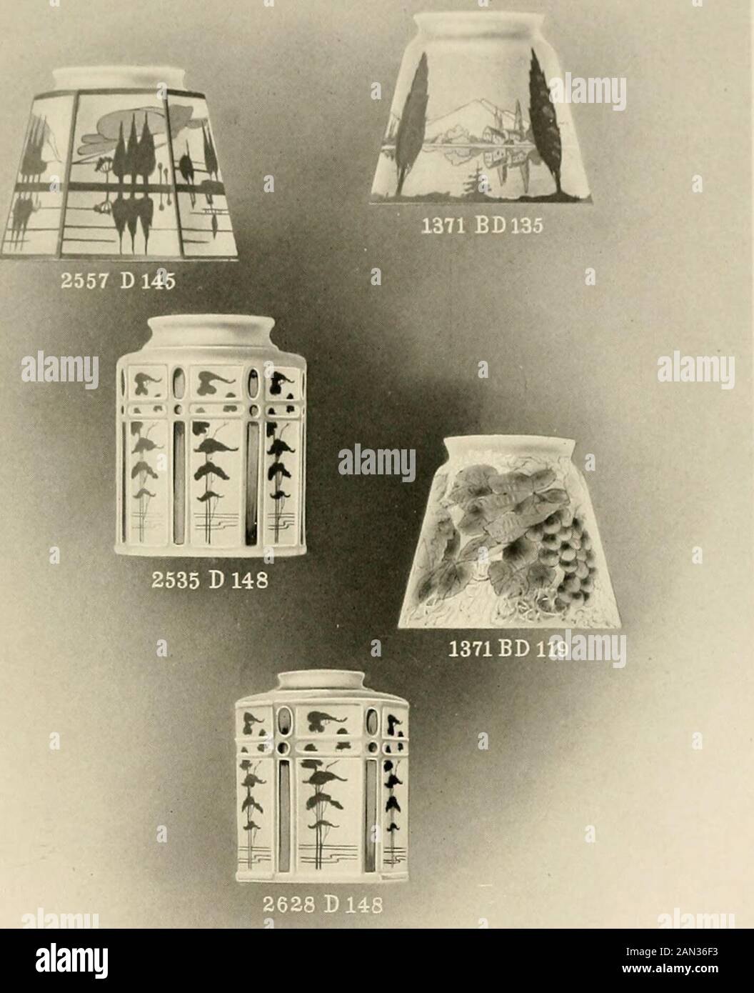 Schattierungen und Globen. . Diese Metallvorrichtung dient lediglich zur Veranschaulichung der verwendeten Farbtöne. Die Schattierungen, Nummern 2628 D 148 und 2535 D 148, sind auf der folgenden Seite dargestellt und beschrieben. 100 I N V B I:. Verziertes Glas Gas und elektrische Nr. Montagehöhe Für L371 B 1) L19 .y% Zoll r&gt;}4 Zoll 4^ Zoll Gas L371 B D L35 ?,y% Zoll 5}{ Zoll 45s Zoll Gas 2535 l&gt; 148 %% Zoll 4% Zoll 5}4 Zoll elektrisch 2557 D 14-) 3^s Zoll li Zoll 4^ Zoll Gas 2628 D 148 2X Zoll % Zoll 5}4 Zoll elektrisch 101 MACBETH-EVANS GLASFIRMA PITTSBURGH Stockfoto