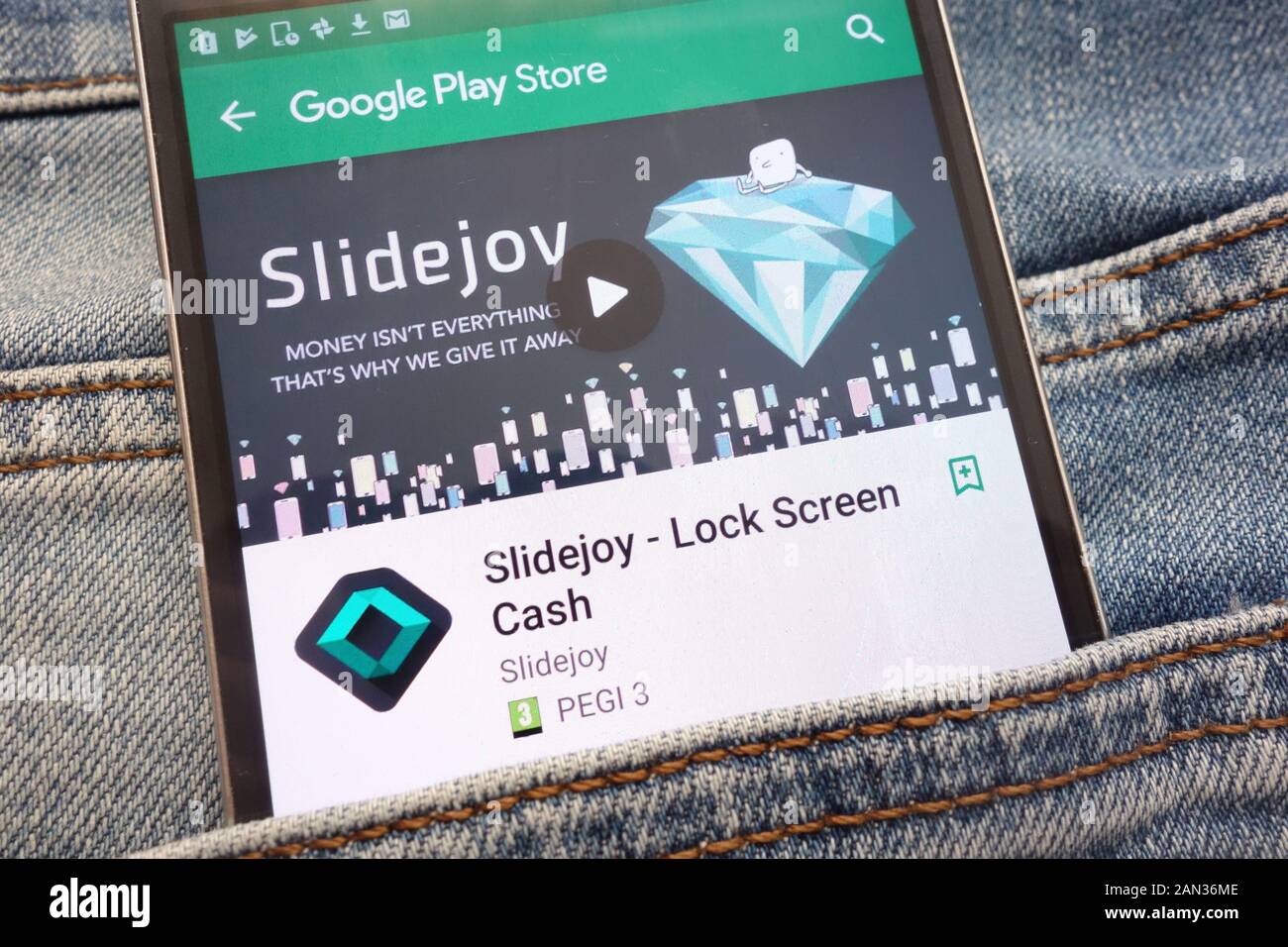 Slidejoy-Lock Screen Cash App bei Google Website Play Store auf dem Smartphone in Jeans Tasche versteckt angezeigt Stockfoto