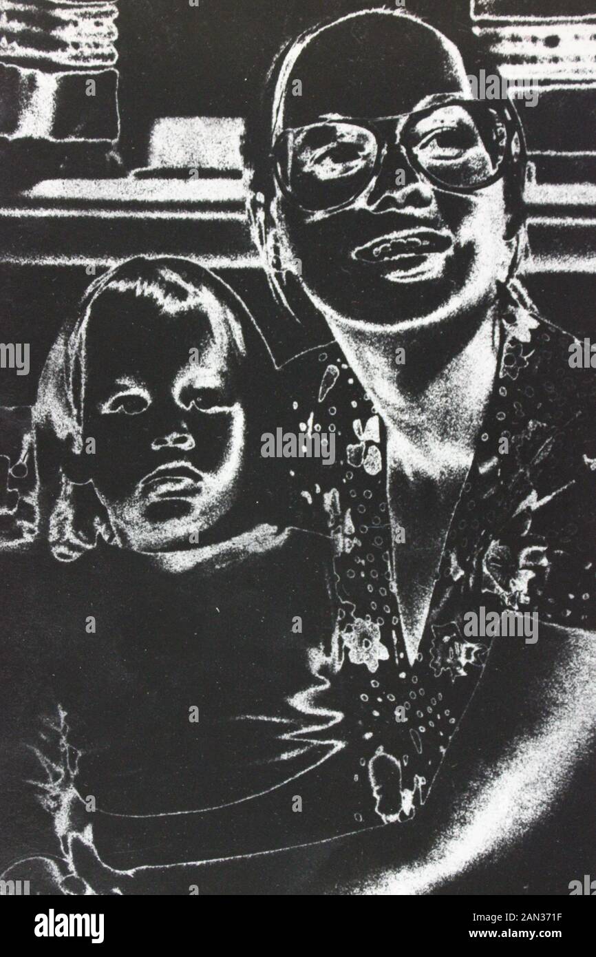 Feine 70er Schwarz und Weiß extreme Fotografie einer Frau und Kind Stockfoto