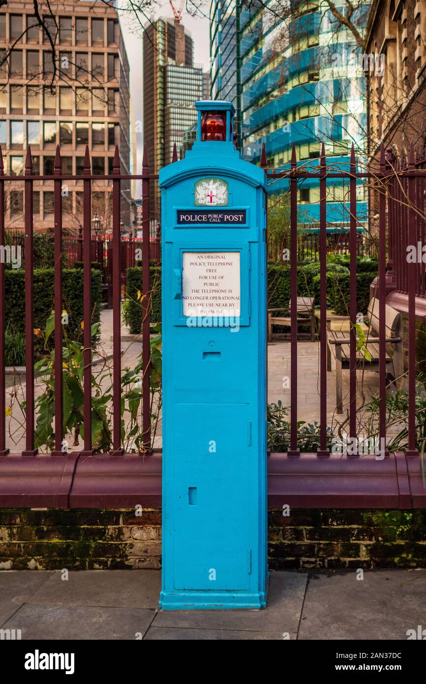 Polizei-Telefon-Anruf-Post in der City of London. Vintage City of London Police Telephone Call Post befindet sich neben der St. Botolphs Church Aldgate. Stockfoto