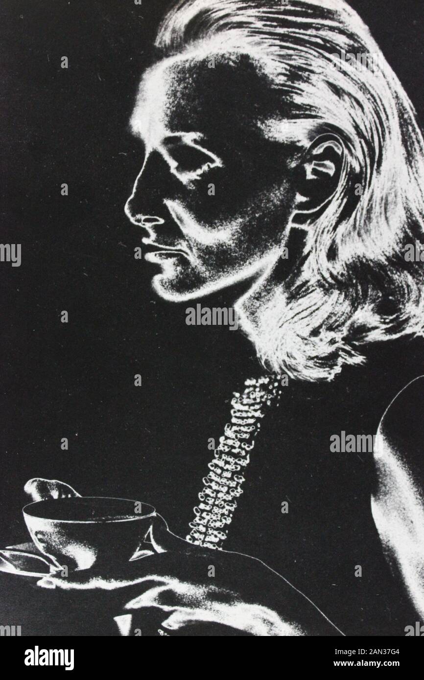 Feine 70er Schwarz und Weiß extreme Fotografie eines stilvollen thirtysomething erwachsenen Frau Stockfoto