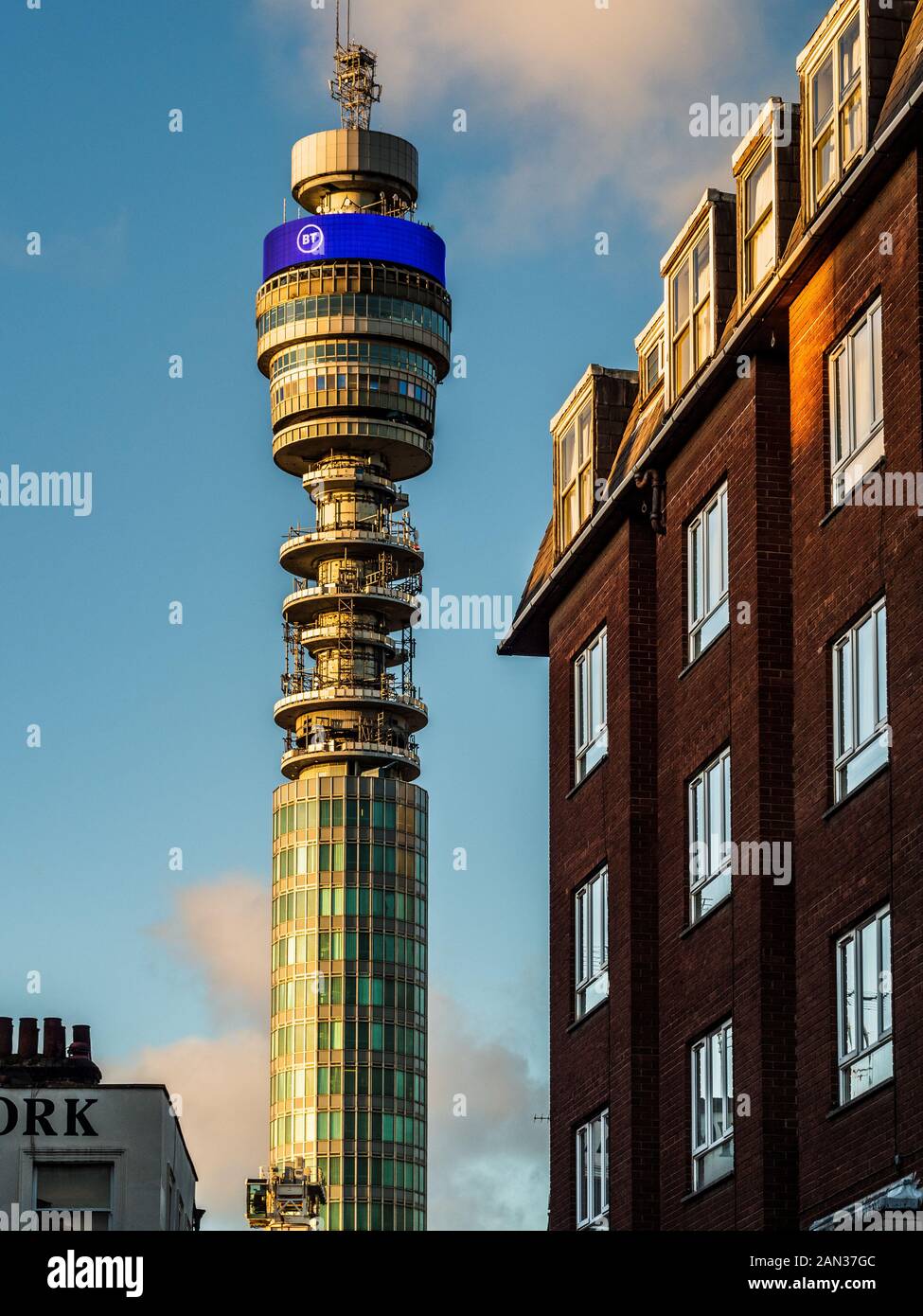 BT Tower London mit neuen 2019 BT-Logo. Der BT Tower, eröffnet im Jahr 1965. Stockfoto