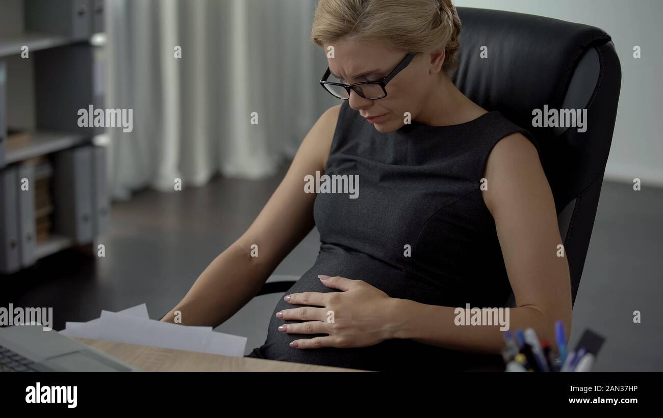 Schwangere Business woman kaum atmen im Büro, Frühgeburt, Gesundheitswesen Stockfoto