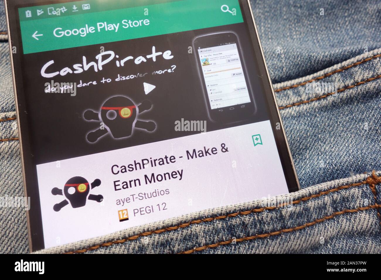 CashPirate - machen und Geld verdienen App bei Google Website spielen Store angezeigt auf dem Smartphone in Jeans Tasche versteckt Stockfoto