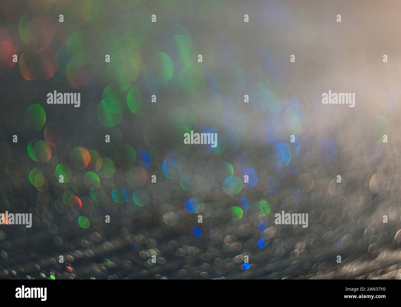 Glitter von Wassertropfen auf schwarzem Hintergrund Stockfoto