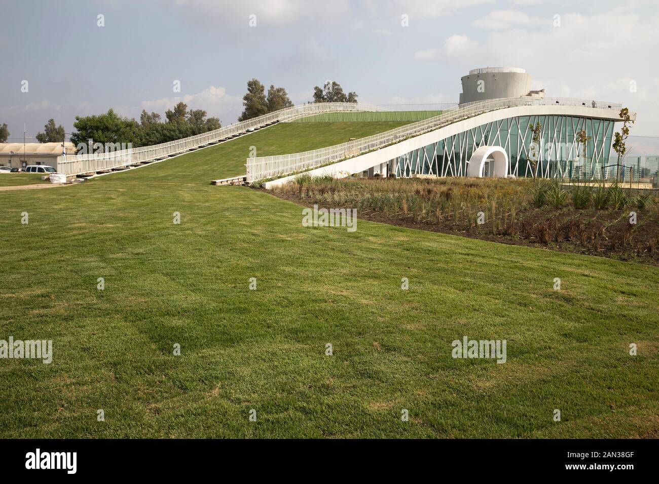 Grünes Dach auf dem neuen Stephen J. Harper KKL-JNF Hula Valley Besucher- und Bildungszentrum in Israel, benannt nach dem ehemaligen kanadischen Premierminister Stockfoto