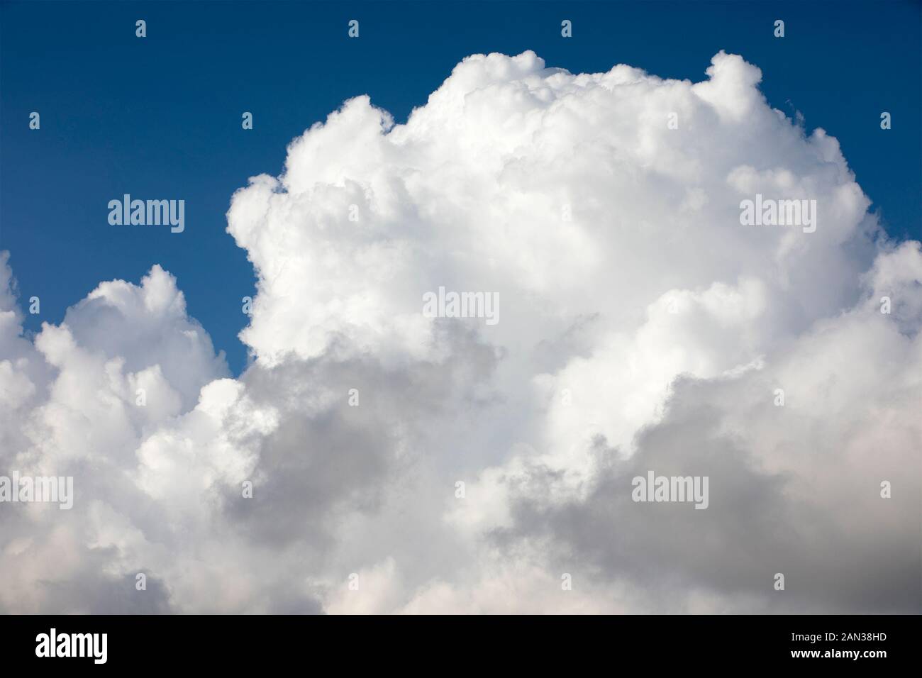 Cumulus Wolkenformation am blauen Himmel über dem Berg Bental, Israel Stockfoto