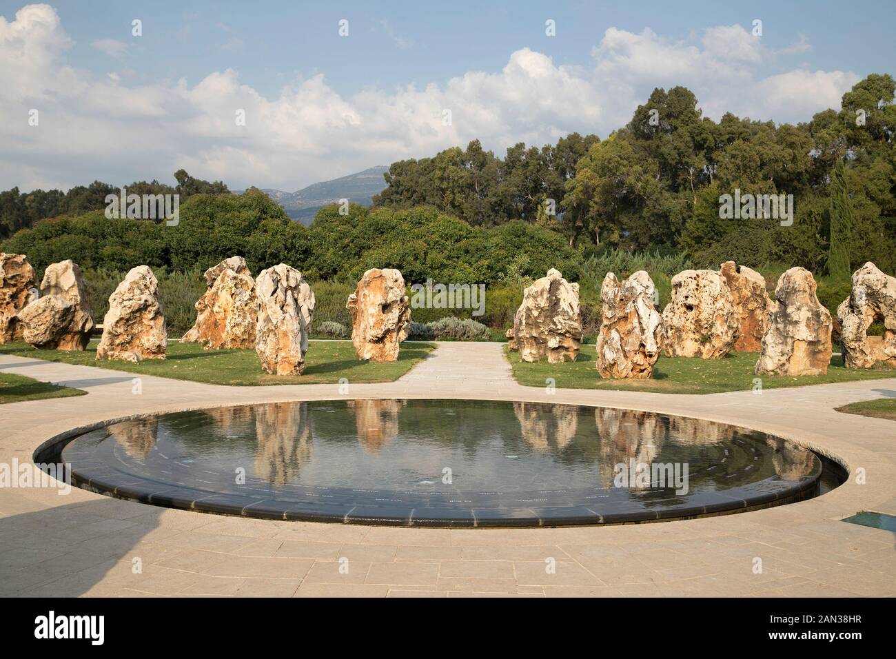 Denkmal für 73 Soldaten, die 1997 bei einer Hubschrauberkatastrophe in Dafna, Israel starben. 73 Felsen sind um einen Pool herum platziert, in dem die Namen geschrieben sind. Stockfoto